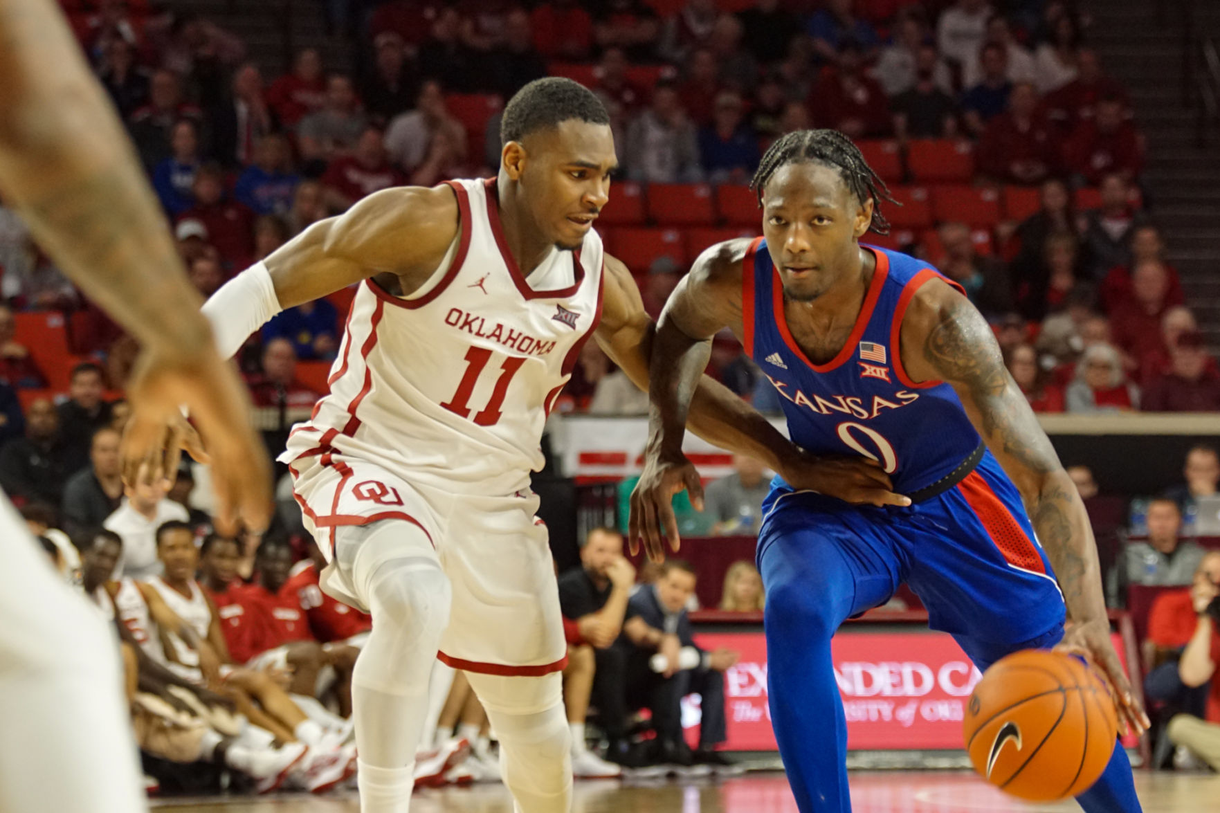De'Vion Harmon defends